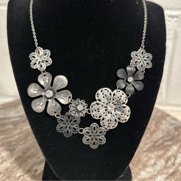 3x25* EUC Jewelry Bundle of 5. Flowered Necklace, Flower Earrings, Bracelets (3) - Picture 5 of 11